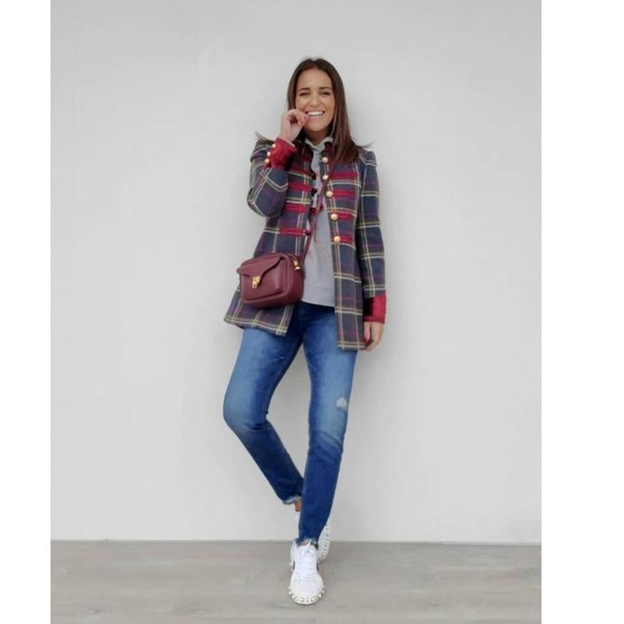 El 'casual chic' versión premamá con sudadera de Space Flamingo, chaqueta de The Extreme Collection y vaqueros de Stradivarius.