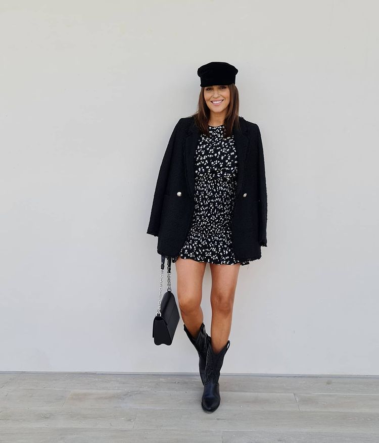 Otro buen ejemplo de la combinación vestido mini de flores (de Brownie) con botas cowboy (de It shoes).