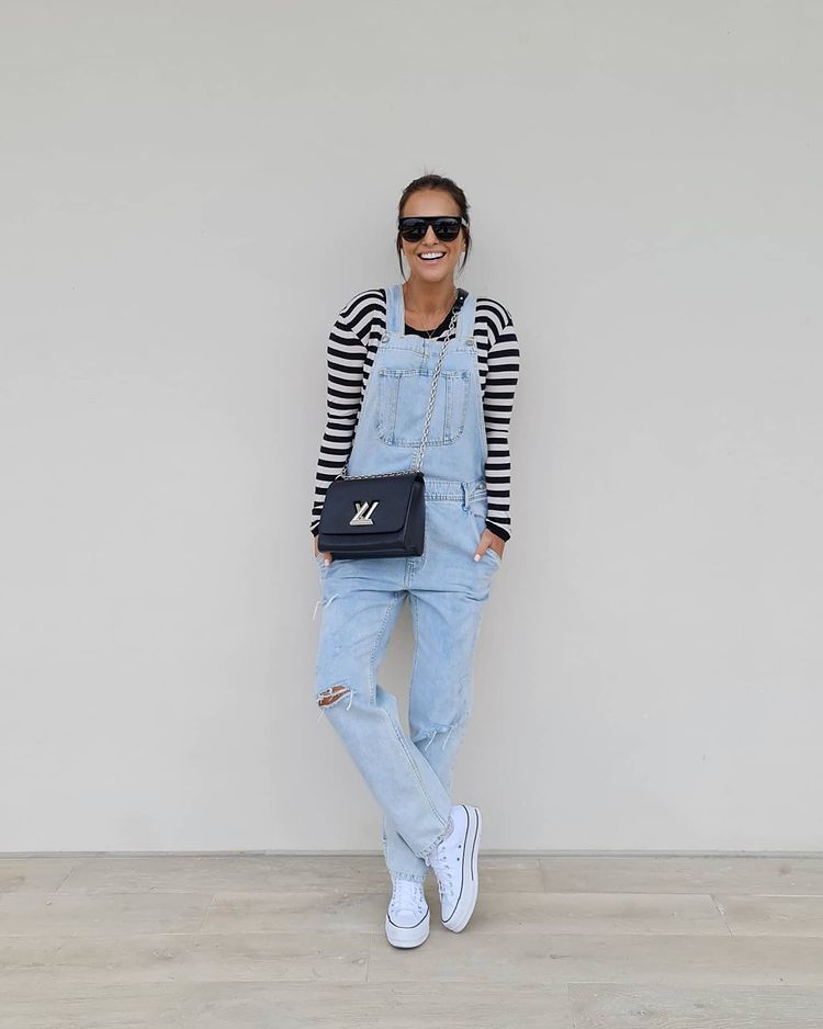 Paula Echevarría se ha rendido a la comodidad de los petos vaqueros en este segundo embarazo. Este es de Bershka, y lo combinó con zapatillas Converse.