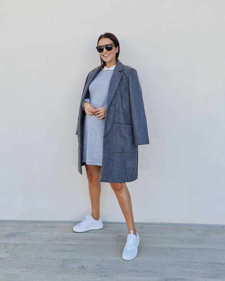 Paula Echevarría es embajadora de Lefties, y este look 'total grey' con vestido de punto y abrigo masculino cuesta solo 32 euros...