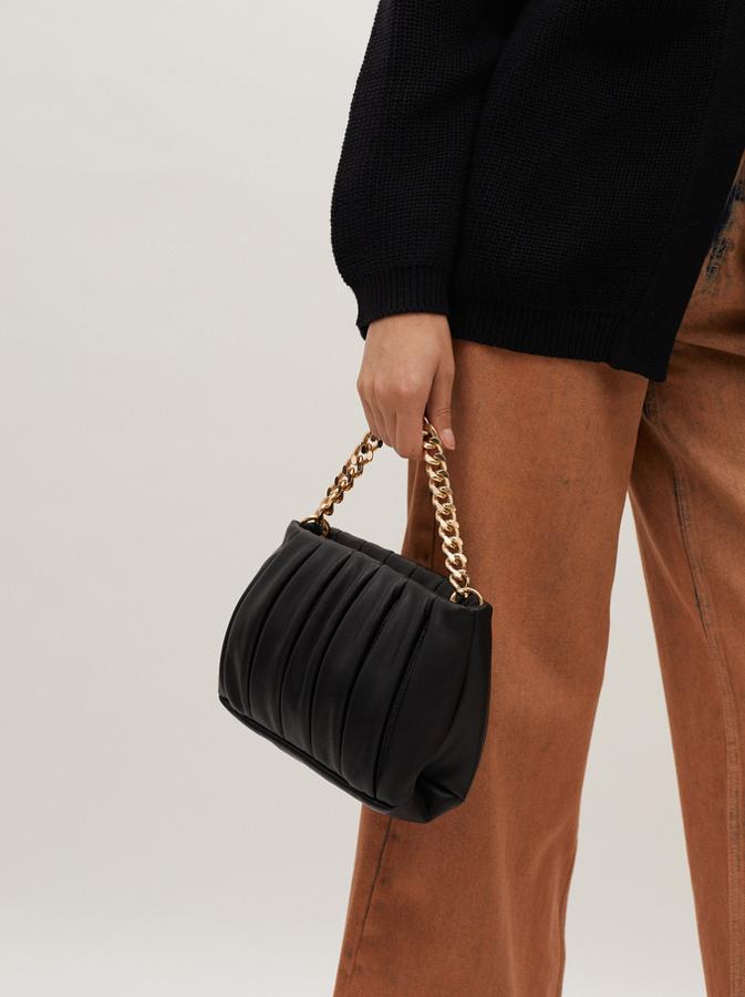 Diseño acolchado vertical en color negro para esta bandolera con asa de cadena dorada que costaba 23,99 euros y ahora podemos comprar por 19,19 euros.