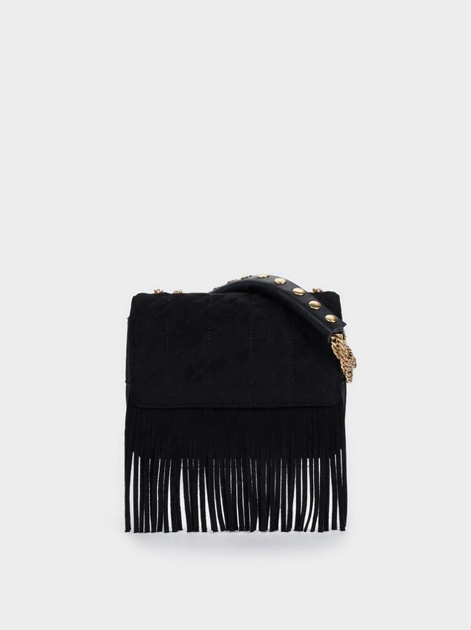 En color negro, con acabado exterior en ante y detalle de flecos en el bajo frontal, esta bandolera viene con asa de hombro en materiales combinados y cadena de oro. De 25,99 euros ha pasado a costar 20,79 euros.