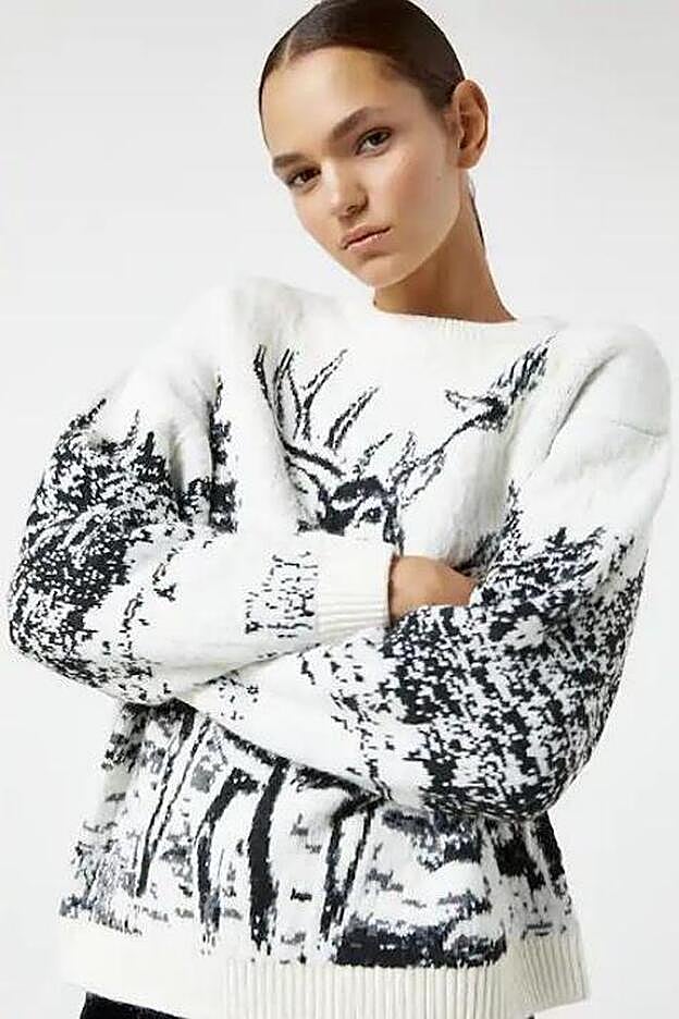 Jersey con dibujo de reno, de Pull & Bear (29,99 euros).