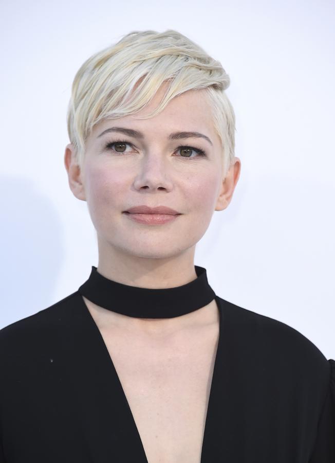 "El pelo corto también cuenta con una función favorecedora, la cuestión es aplicarlas siempre de forma estratégica. "Las capas en el pelo corto o el mediano consiguen elevar el rostro y dar densidad. La clave está en difuminar las puntas para que el acabado sea suave. En los rostros ovalados queda muy bien el clásico corte de paje y estas capas consiguen domar el pelo grueso, aportando ese toque cool. Las capas más cortas nos ayudan a conseguir un efecto despeinado si las cortamos en de forma larga y longitudinal. Las más cortas encuadran el rostro hasta la barbilla, las más largas crean una desconexión con los extremos", apunta Alexander Kiryliuk de SK Style Barcelona.