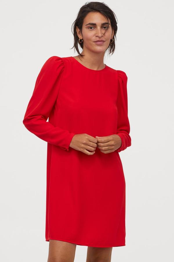 Minivestido de manga larga con hombreras abullonadas, de H&M (19,99 €).