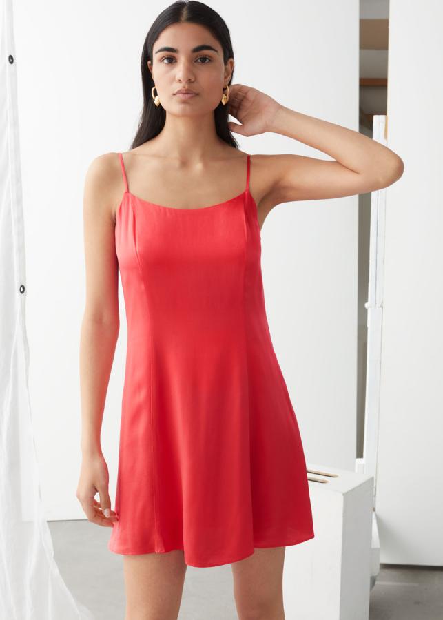 Minivestido lencero con tirantes finos, de & other Stories (59 €).