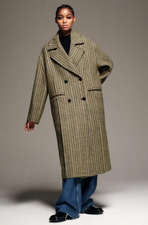 De diseño oversize, este abrigo largo con estampado para de gallo en marrón y negó sobre fondo beige viene con bolsillos de vivo en delantero y detalle de costuras marcadas. De 79,95 euros ha pasado a costar 47,97 euros.