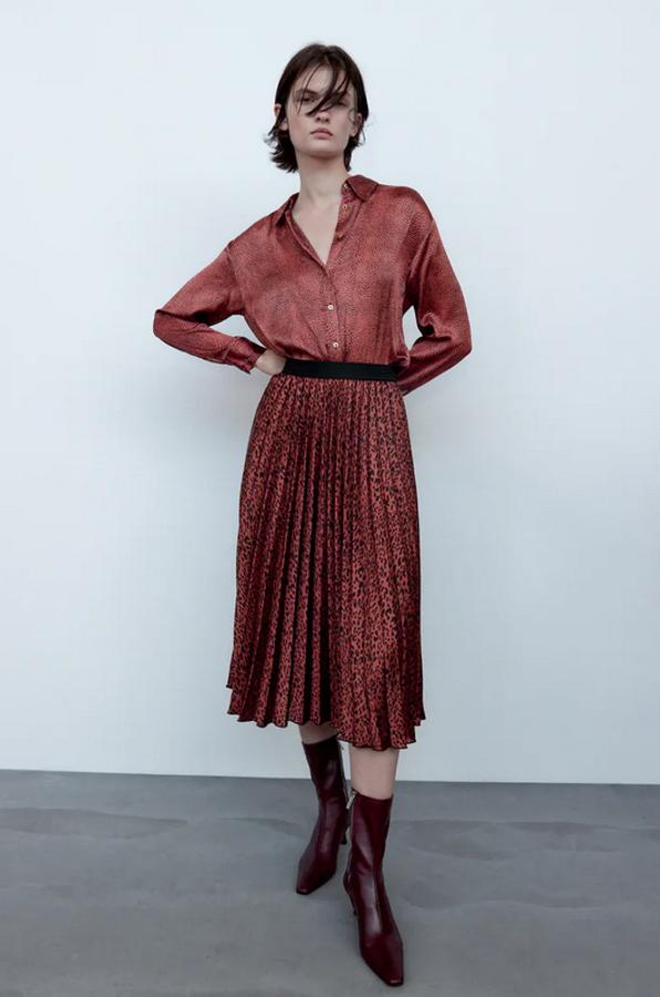 Estampado animal de leopardo para esta falda midi en color marsala, plisada y con cintura elástica. También disponible en caqui, costaba 29,95 euros y ahora 17,97 euros.