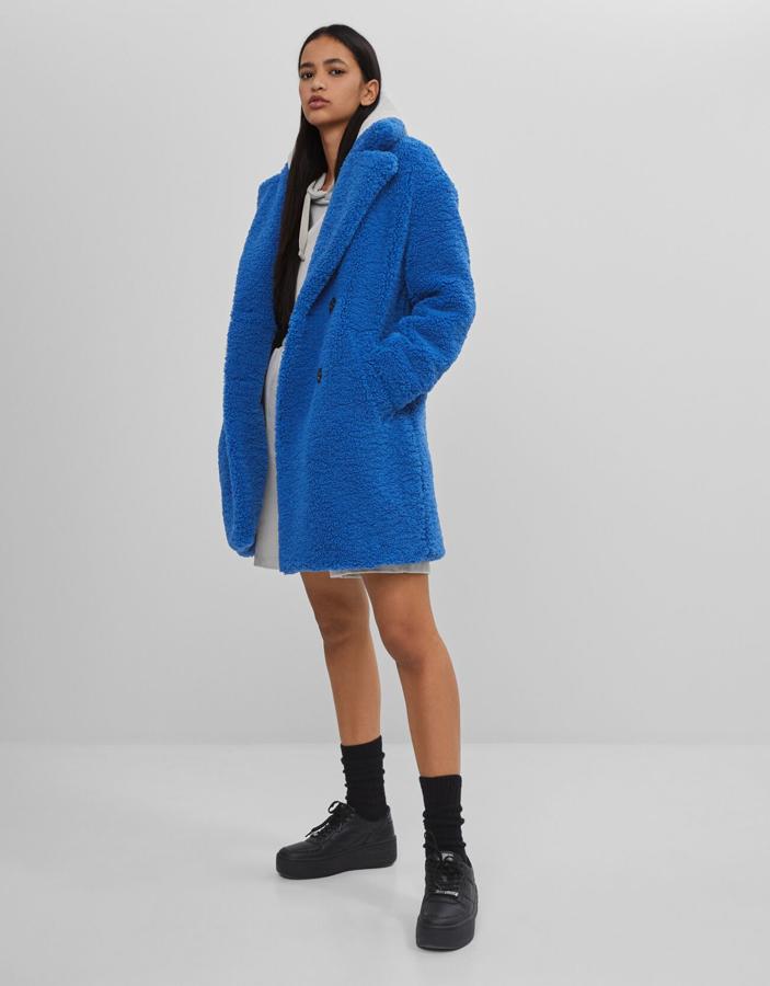 Bershka apuesta por el color con este 'teddy bear coat', que pasa de 49.99 a 29.99 euros en el Black Friday.