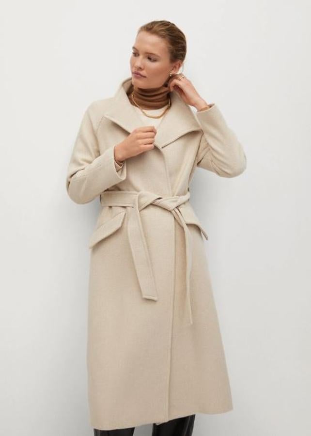 El abrigo batín es un clásico que nunca muere, y a nosotras nos encanta esta versión en blanco roto de Mango, rebajado de 119.99 a 59.99 euros.