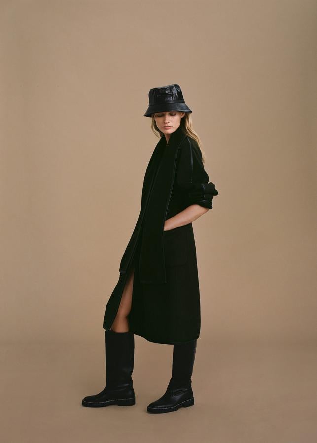 Eso sí, nuestro favorito de la selección de Mango para el Black Friday es este verde musgo con detalle de lazo al cuello, que está rebajado de 149.99 a 119.99 euros.