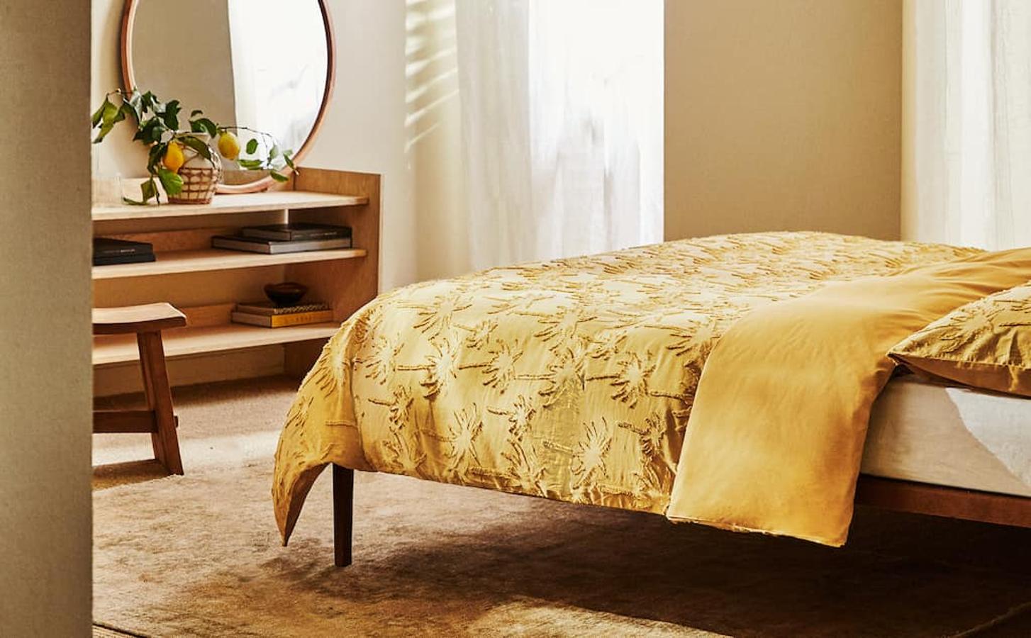 Este edredón de jacquard amarillo con motivo de palmeras está rebajado a partir de 31.99 euros en el Black Friday de Zara Home.