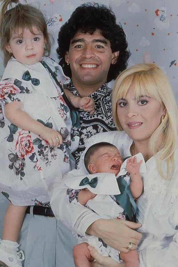 Diego junto a su primera mujer, Claudia, con sus dos hijas, Gianinna y Dalma.