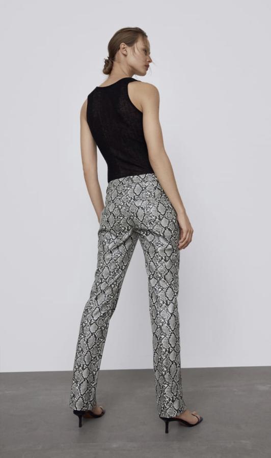 Si te decides, por fin, a tener unos pantalones animal print, es el mejor momento. Estos los puedes comprar muy baratos en el Black Friday de Zara.