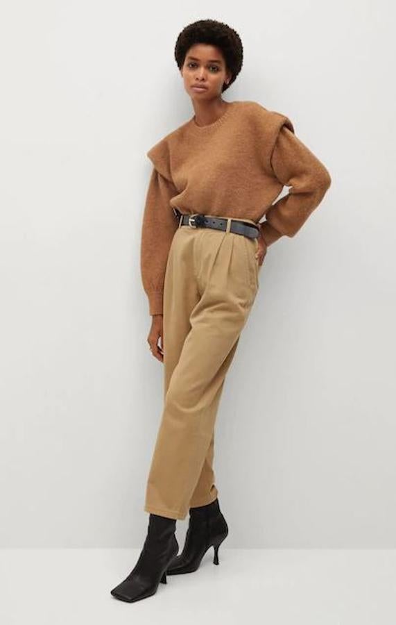 De pinzas y en color camel, de los que no te quitas en todo el invierno. Así son estos pantalones de Mango que ya puedes comprar en el Black Friday de Mango.