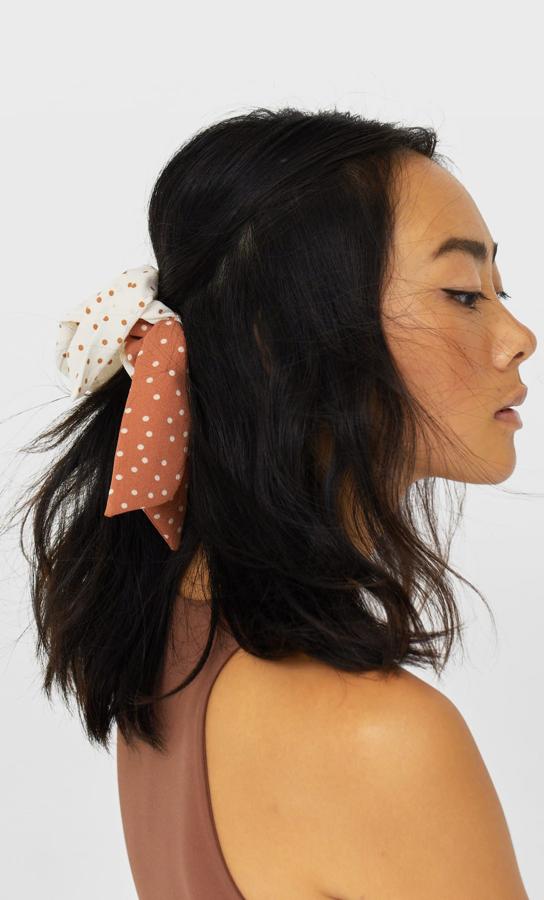 Los coleteros de lunares (5,99 euros) también quedan de maravilla con un semirecogido a media altura y ligeramente despeinado.