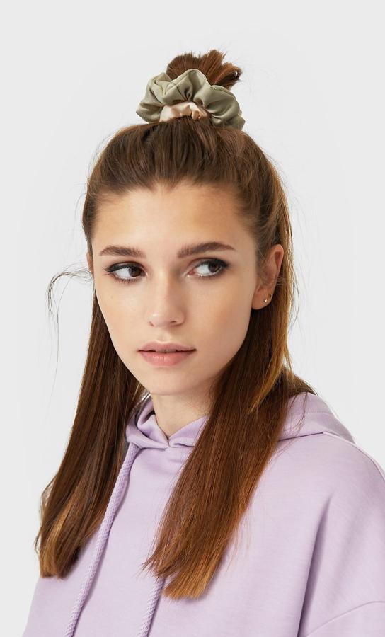 Un peinado muy cómodo y que sienta de maravilla. Tan fácil como recoger la mitad de tu melena en un moño alto que sujetar con uno de estos coleteros satinados. ¡Añade dos de diferentes colores y triunfarás! El set de 3 cuesta 5,99 euros.