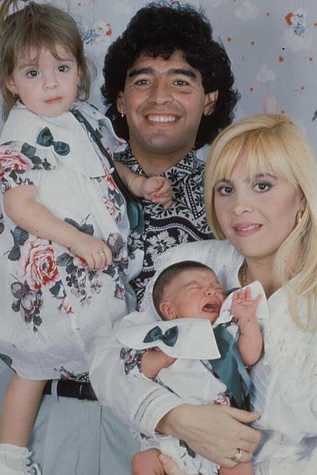 Los tiempos felices del matrimonio de Diego Armando Maradona con Claudia Villafañe y sus dos hijas, Dalma y Giannina. Ya había tenido, sin embargo, otro hijo en una relación extramatrimonial con la napolitana Cristina Sinagra.