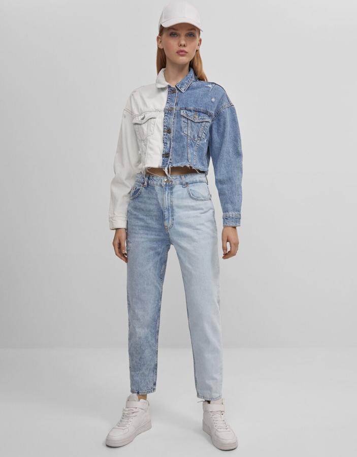 Una versión suave de los contrastes de color que propone esta colección con 'hackeos' años 90 de Bershka: silueta 'mom' con la cintura alta con las perneras en dos tonos de azul denim (29,99 euros).