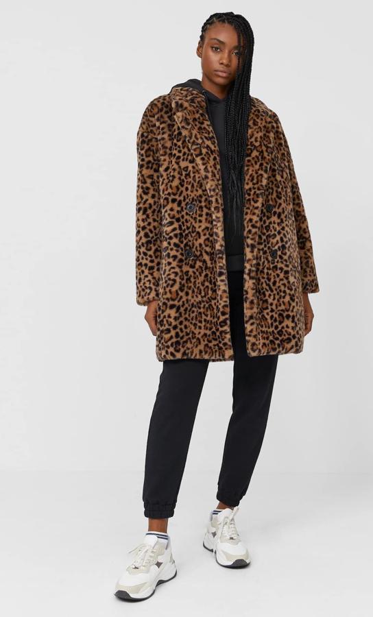 Este abrigo de pelo con estampado de leopardo y cierre frontal con botones es de Stradivarius y tiene un precio de 49,99 euros.