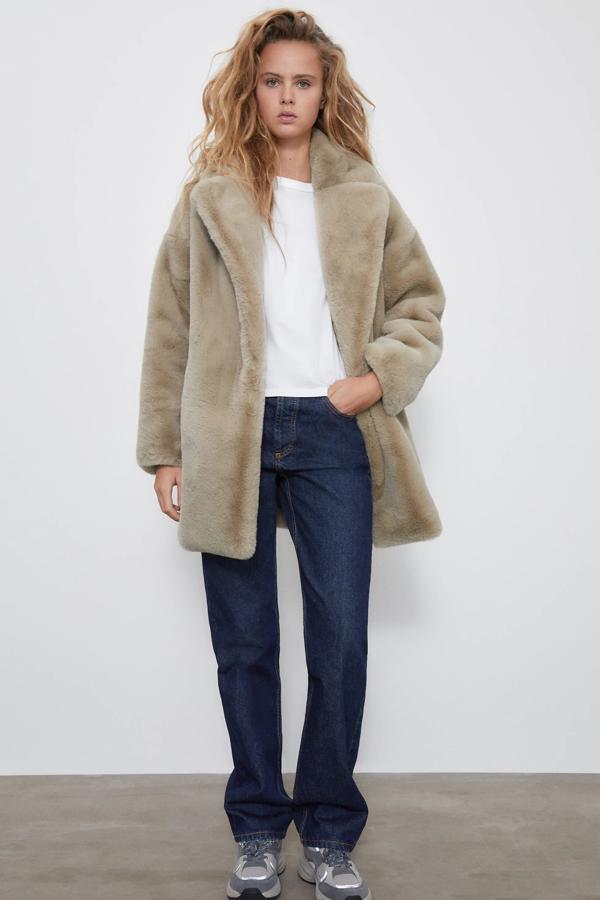 Disponible aún en todas sus tallas, este abrigo efecto pelo en color verde oliva cuenta con bolsillos delanteros ocultos en costura y cierre frontal con botones. Es de Zara y tiene un precio de 59,95 euros.