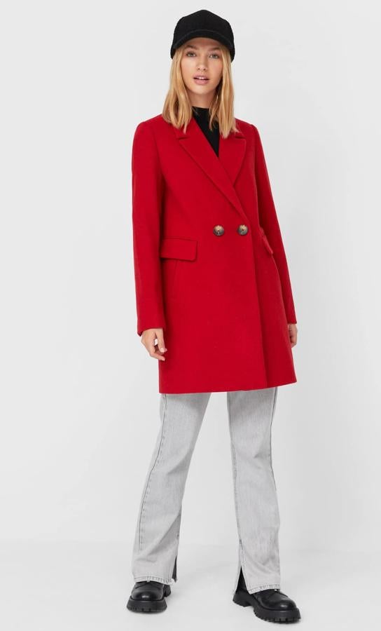 Disponible en varios colores, este abrigo básico de paño con bolsillos delanteros y cierre frontal cruzado con botones es de Stradivarius y tiene un precio de 49,99 euros.