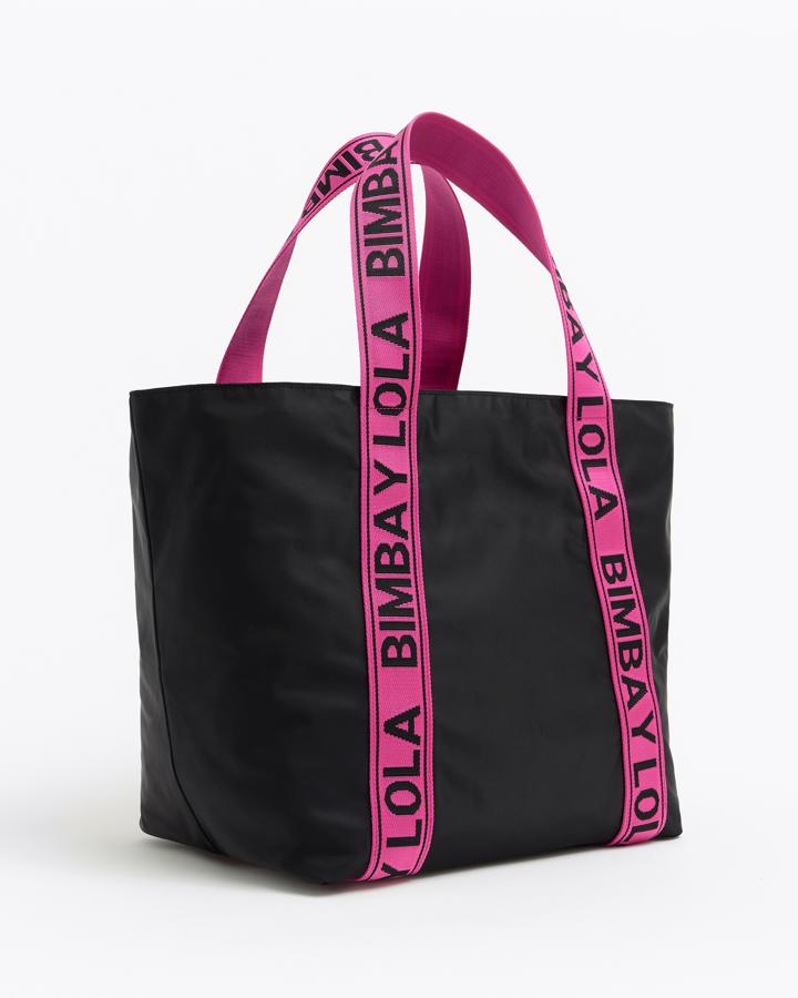 BOlso shopper XL con asa fucsia, (87 euros).