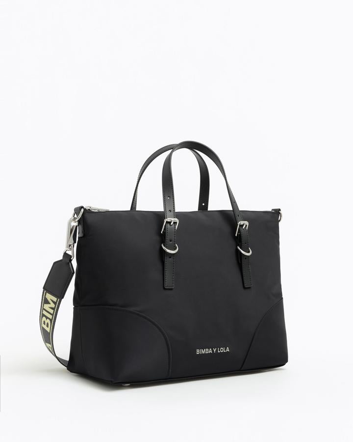 Bolso shopper negro, (105 euros).