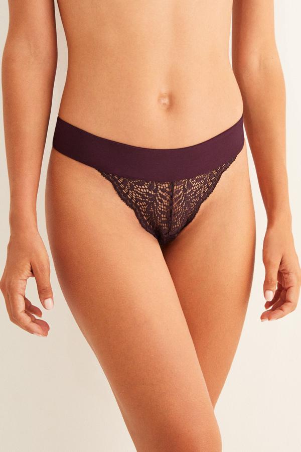 Esta braguita brasileña con encaje de color granate y cintura de microfibra resulta de lo más cómoda y elegante. Con el sujetador a juego, es de Women´secret y tiene un precio rebajado de 8,99 euros.