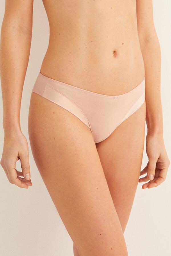 En color rosa, esta braguita brasileña con detalle de tejido modal y con acabados invisibles es de Women´secret y tiene un precio rebajado de 5,99 euros.