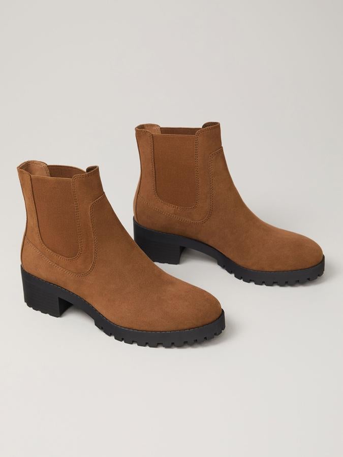 En color cuero, este botín estilo Chelsea con suela track y elásticos en los laterales cuenta con un tacón de 4,8 centímetros y un precio de 19,99 euros.