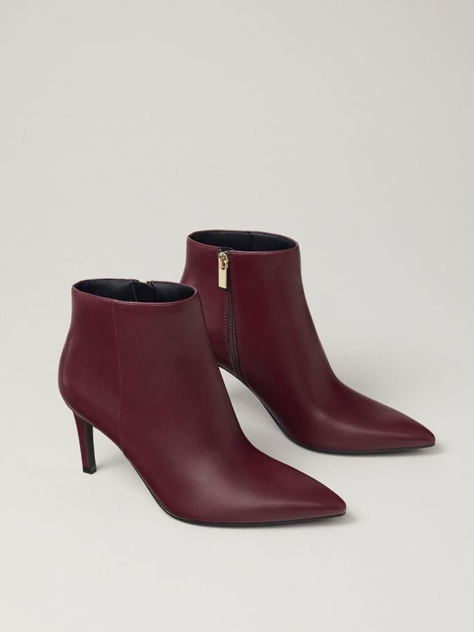En color burdeos, este botín con tacón fino de 8 centímetros y cierre mediante cremallera en la parte interior tiene un precio rebajado de 16,09 euros.