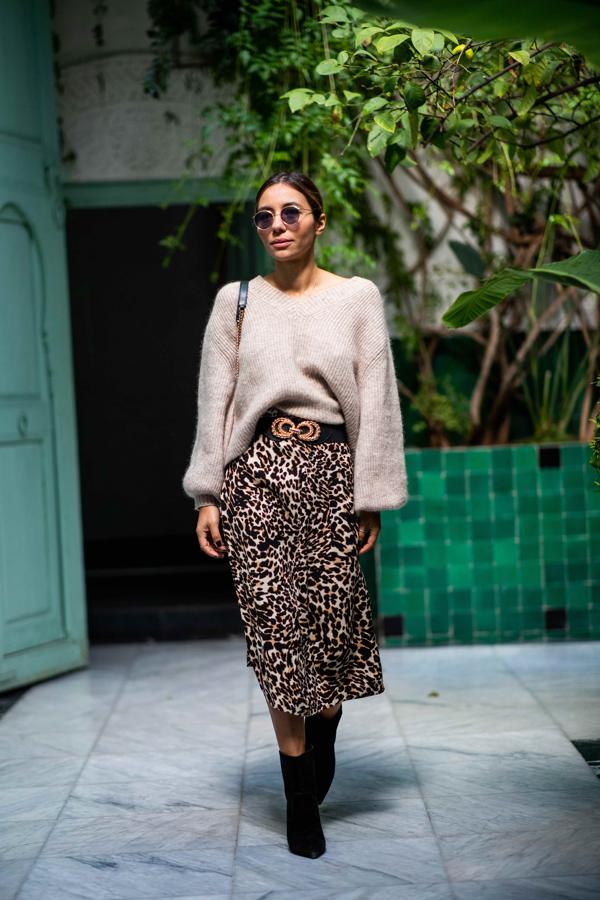 El contraste de texturas favorece esta combinación en la que también juega un papel muy importante el volumen del jersey de punto.