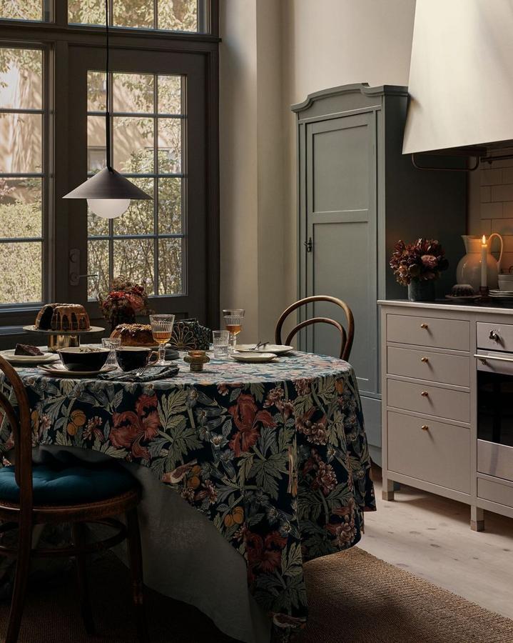 La mesa se convierte en el centro de las Fiestas, pero no todo son grandes comilonas. La hora del café, acompañado de un buen roscón o un panetone, nos la imaginamos así de bonita y elegante. El mantel de lino estampado cuesta 19.99 euros; y las tazas y cuencos de porcelana, 7.99 euros la unidad.