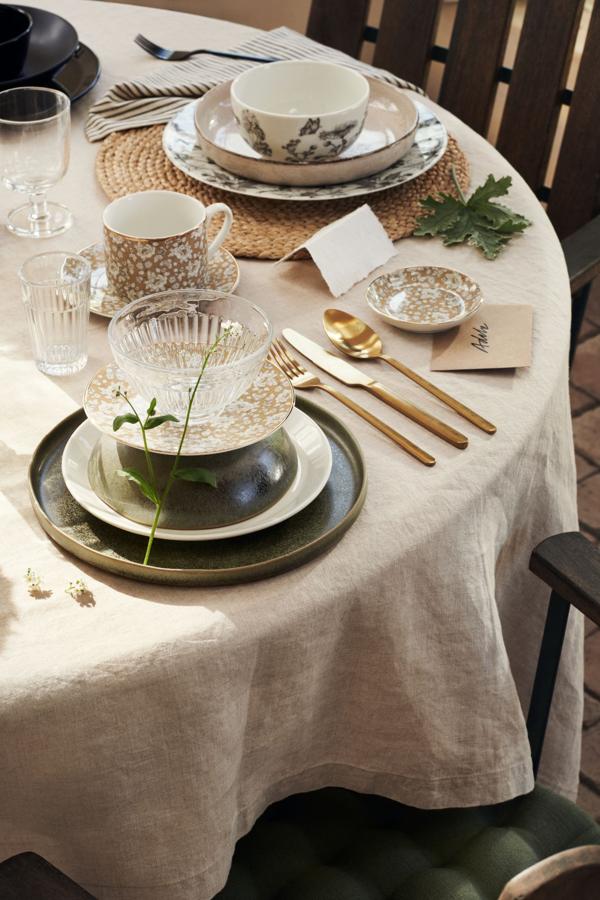 Desde H&M Home nos proponen personalizar nuestra mesa esta Navidad, un detalle que tus comensales apreciarán. Además, apuestan por los tejidos naturales, los tonos neutros y los detalles brillantes para las que prefieran una decoración más innovadora pero igual de cálida. El set de cubiertos dorados cuesta 7.99 euros (por servicio).