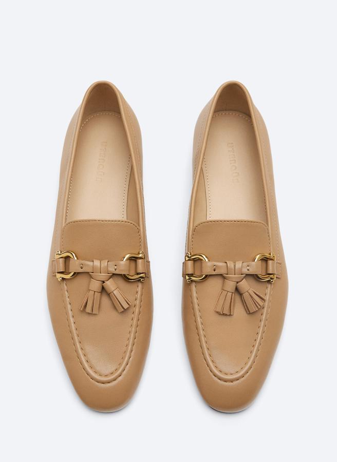 Este modelo de Uterqüe en color camel mezcla los dos adornos que suelen llevar los mocasines, borlas y estribos en dorado (89 euros).