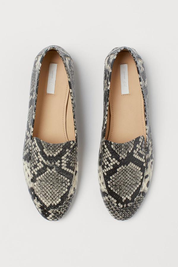 En H&M se decantan por el estampado animal con estos mocasines de serpiente con pala lisa, cómodos y sencillos (49,99 euros).