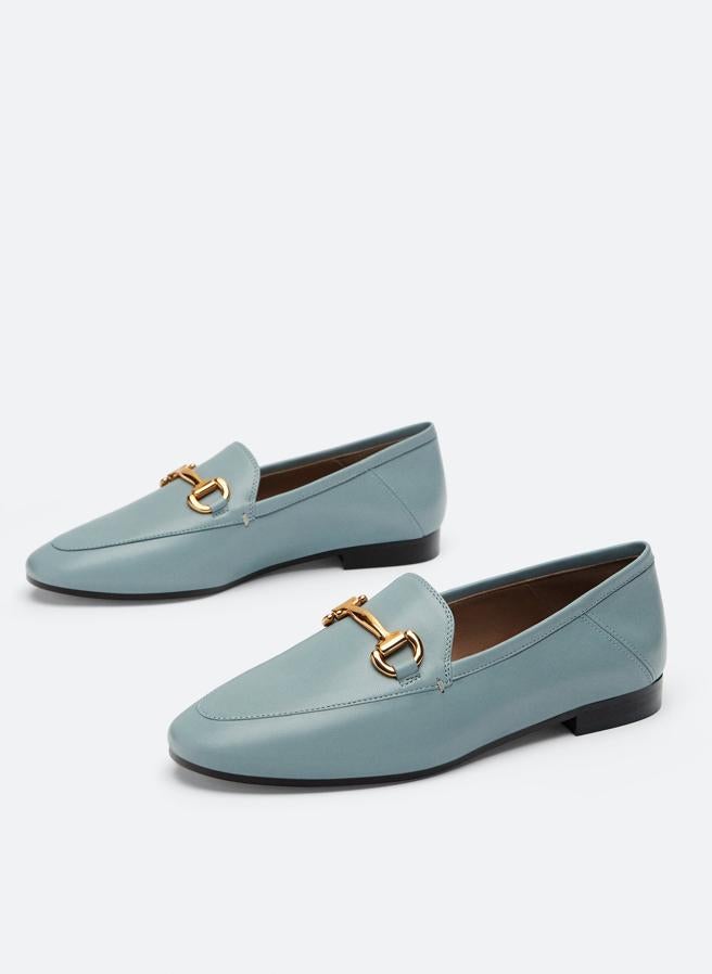 Si buscas algún color especial que te conbine con todo, nos ha encantado este modelo en azul de Uterqüe (89 euros). De piel blandita y con el detalle de los estribos que tanto nos gusta.