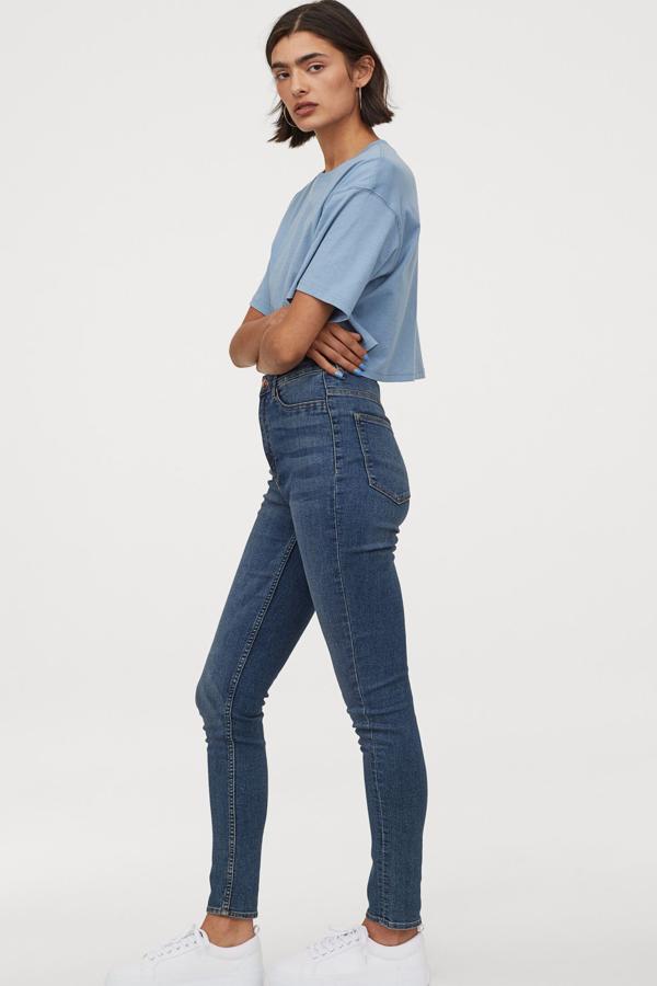 De talle alto con perneras ajustadas, este denim azul con efecto lavado cuenta con bolsillos delanteros decorativos y tiene un precio de 19,99 euros.