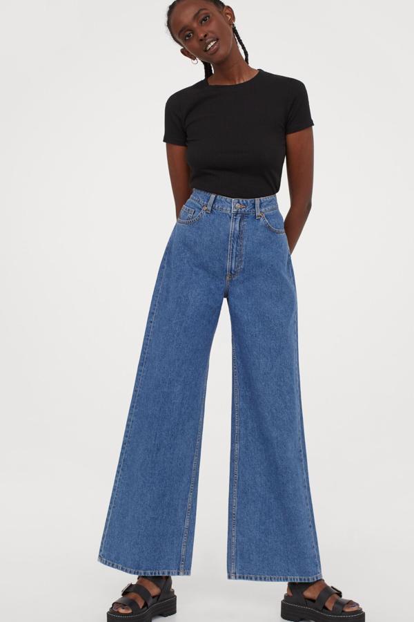 Con talle alto y perneras amplias rectas, este vaquero en denim lavado y con cinco bolsillos tiene un precio de 29,99 euros.