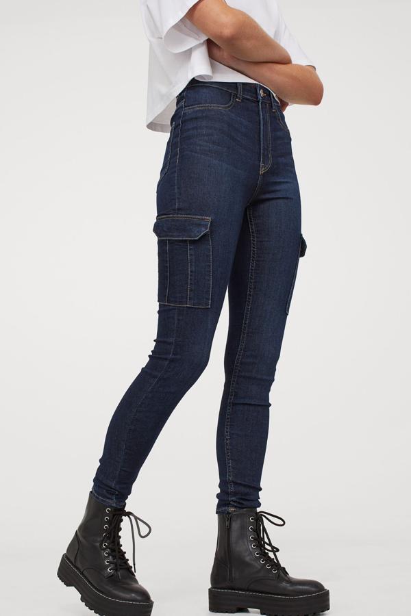 Este pantalón cargo en denim elástico y talle alto con pernera ajustada cuenta con bolsillos en la pernera con solapa y tiene un precio de 24,99 euros.