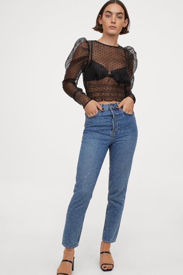 Este vaquero tobillero en denim grueso elástico y pedrería cuenta con talle alto y perneras rectas. Tiene un precio de 34,99 euros.