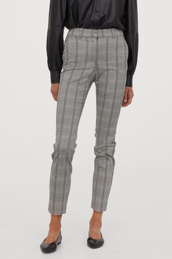 Perneras pitillo para este pantalón tobillero en tejido elástico con cintura elástica oculta y bolsillos al bies. En gris con cuadros negros, es de H&M, cuesta 19,99 euros y está disponible entre las tallas 32 y 36 y 46 y 50, además de la 40.