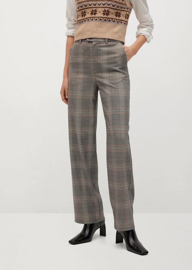 Diseño recto y tiro alto con bolsillos laterales para este pantalón gris con cuadros negros de Mango cuesta 39,99 euros y está disponible entre las tallas 32 y 44.