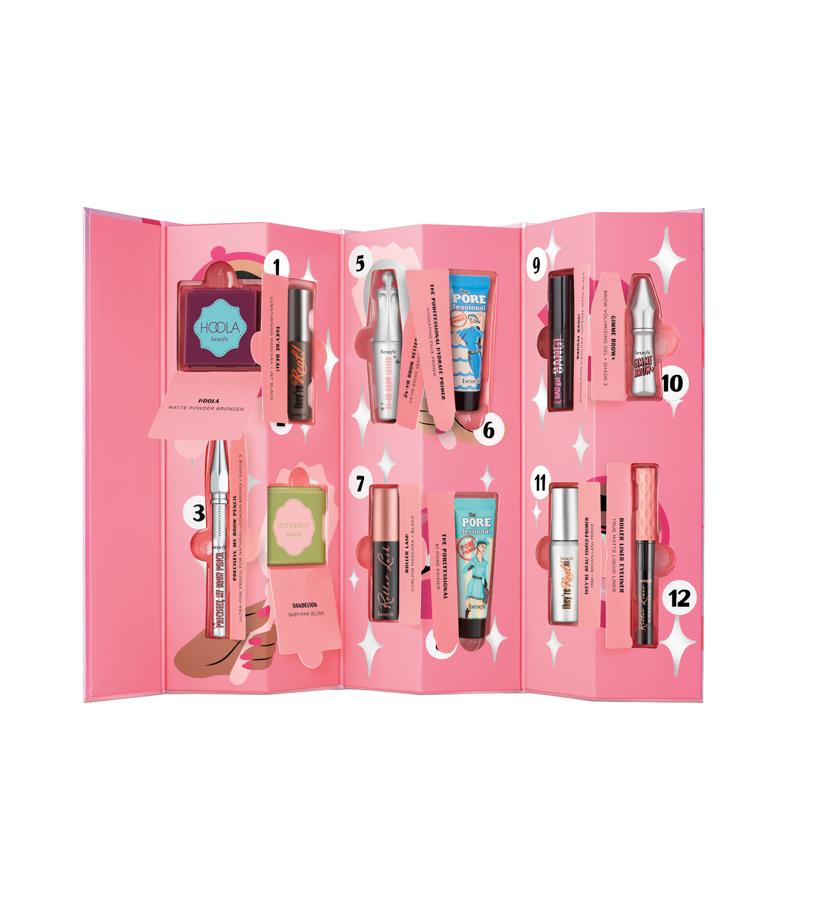 Después de unos cuantos años de ausencia, vuelve este producto de la marca. Dentro están los 12 productos más icónicos y favoritos de la firma.  Calendario de Adviento de Benefit  (69,99 €).