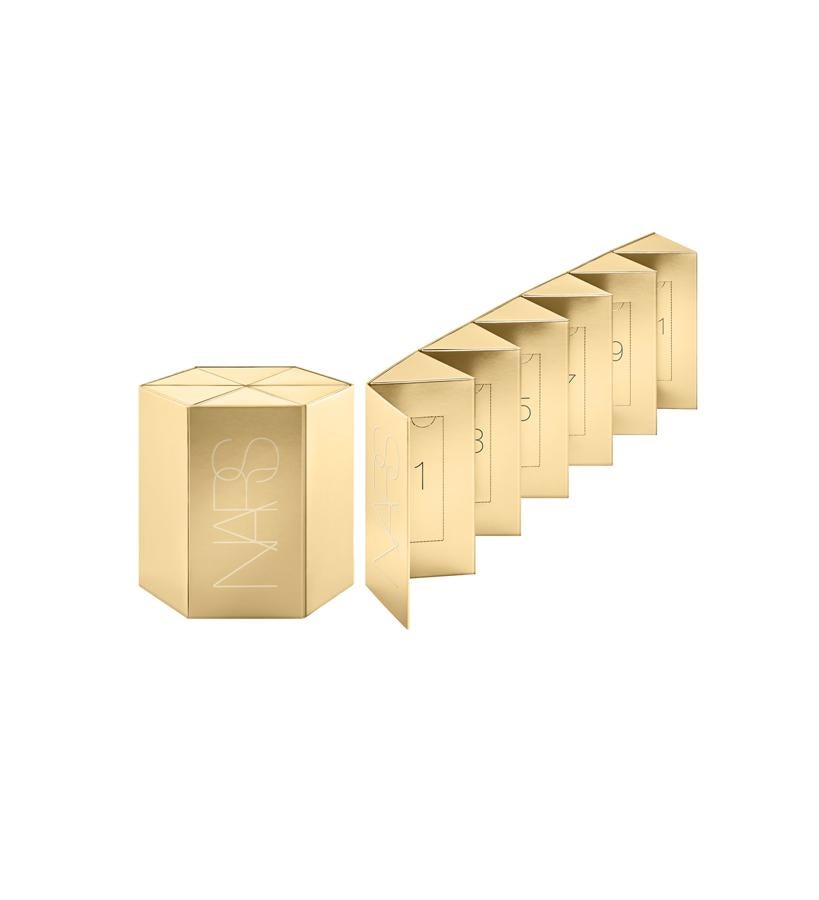 Este set está compuesto por los 12 tonos más deseados de los labiales de la firma original, en diferentes acabados.  Calendario de Adviento de Nars  (215 €).