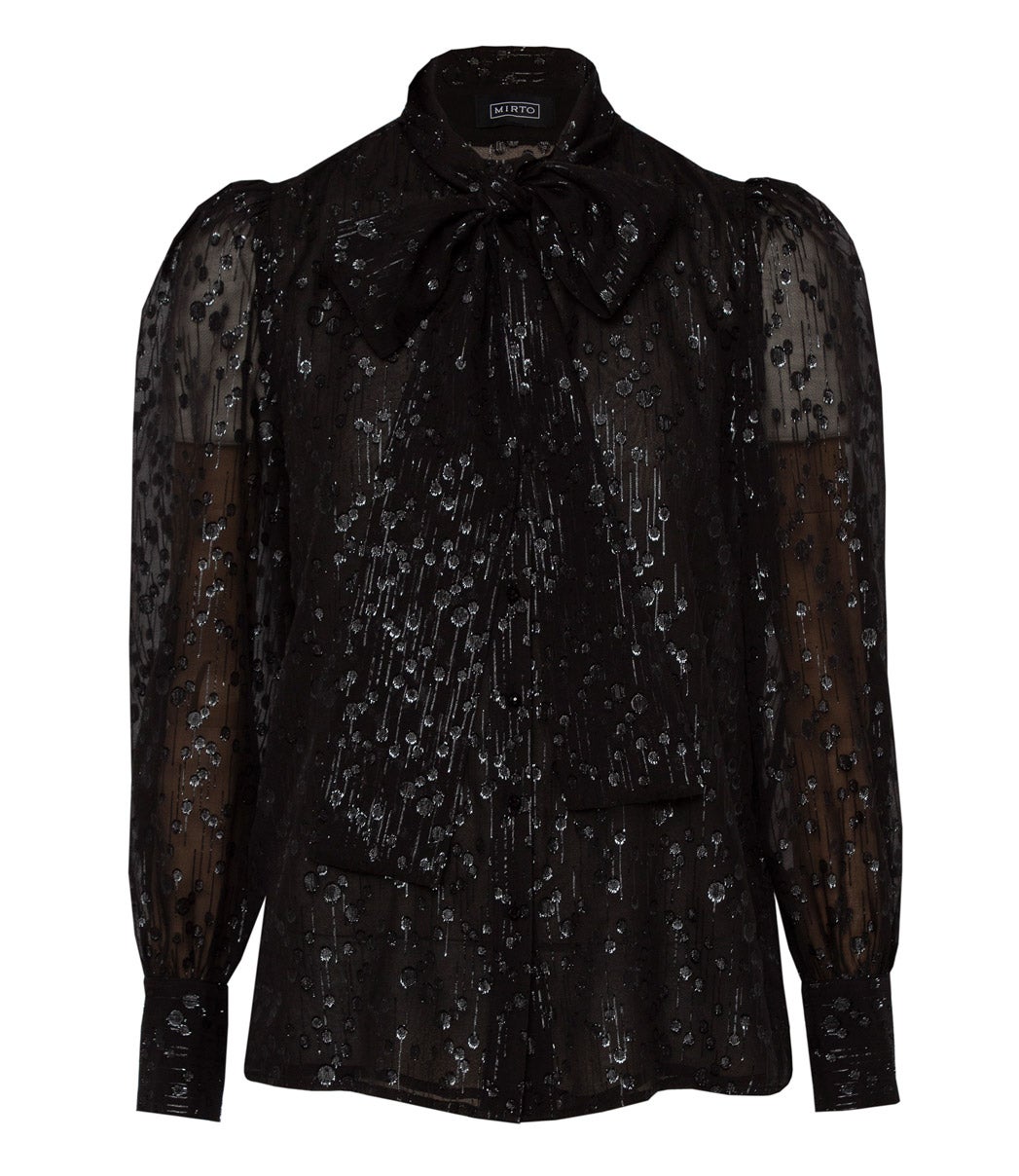 Blusa de seda con lazada, de Mirto (225 €).