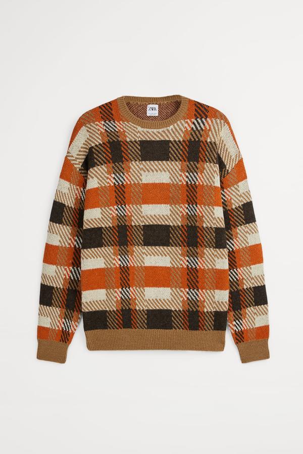 Jersey de cuello redondo y estampado de cuadros, de Zara hombre (35,95 €).