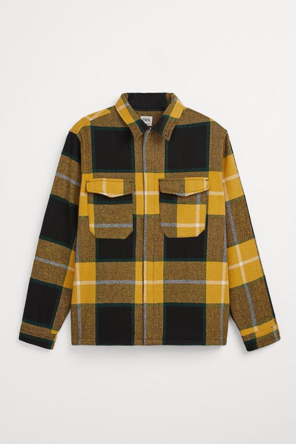 Sobrecamisa de franela con estampado de cuadros, de Zara hombre (39,95 €).