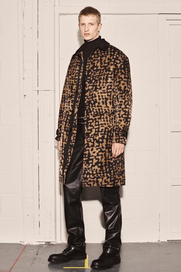 Abrigo acolchado de cuello de solapa con trabilla y botón, y manga larga con trabilla combinada a contraste, de Zara Srlps hombre (119 €).